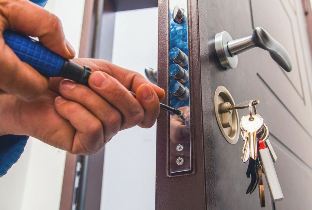 10 formas de cerrar una puerta de casa ? 1 Cerrajero 2